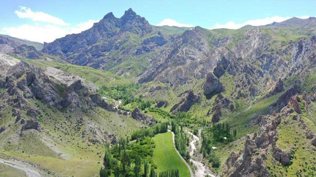 Iğdır'da bulunan ve Alp Dağları'nı andıran doğal güzelliklere sahip Gaziler Köyü manzarası.