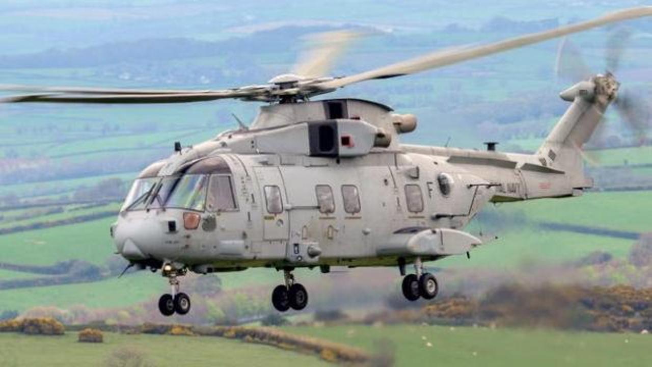 İngiliz Kraliyet Donanmasına ait bir helikopter d&uuml;şt&uuml;