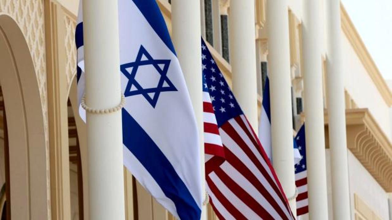 Pentagon binası ve ABD bayrağı