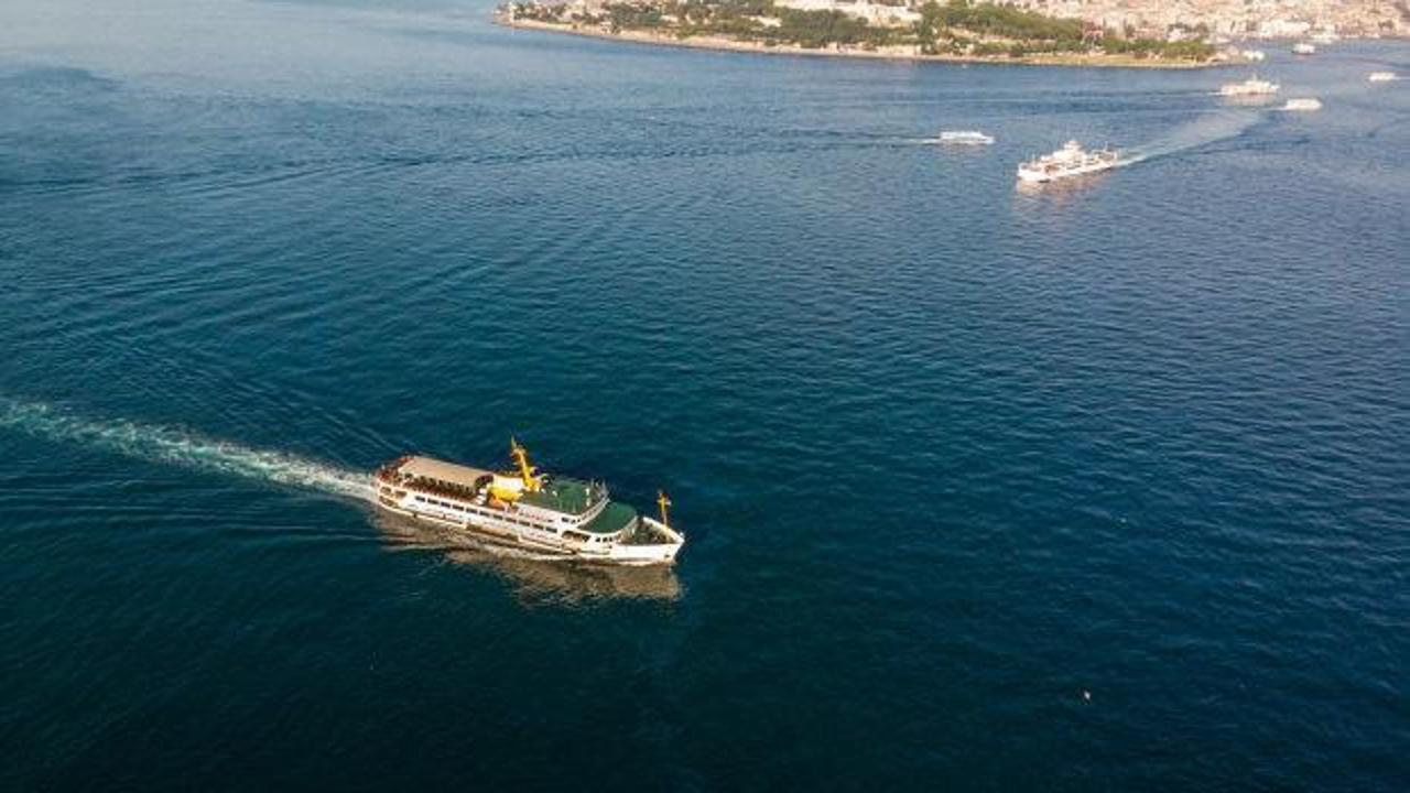 İstanbul Boğazı'nda yelken yarışının yapıldığı ve gemi trafiğinin durdurulduğu an.
