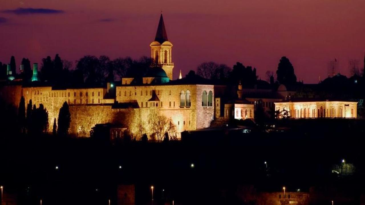 Topkapı Sarayı'nın gece ışıklandırılmış dış görünümü