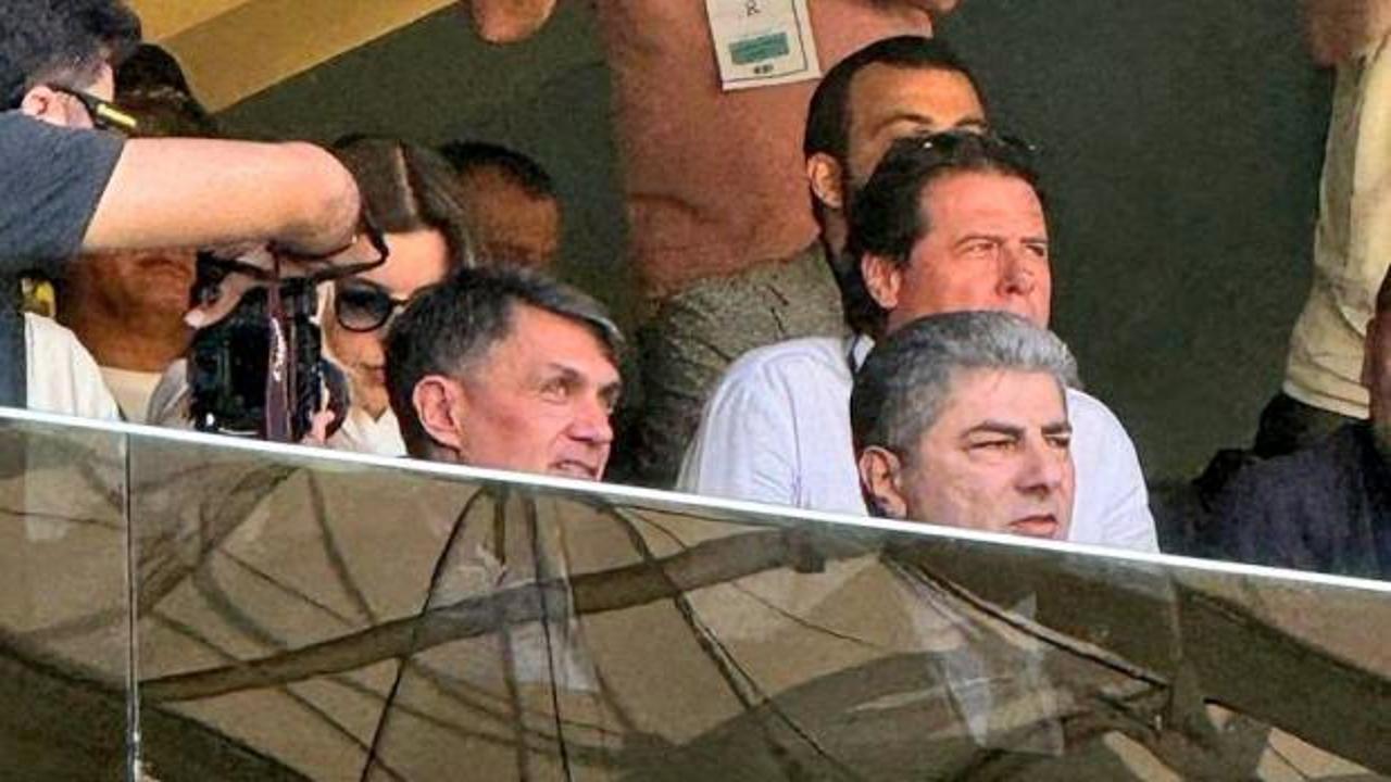 Paolo Maldini ve Hakan Safi, Fenerbahçe Kongresi'nde yan yana otururken