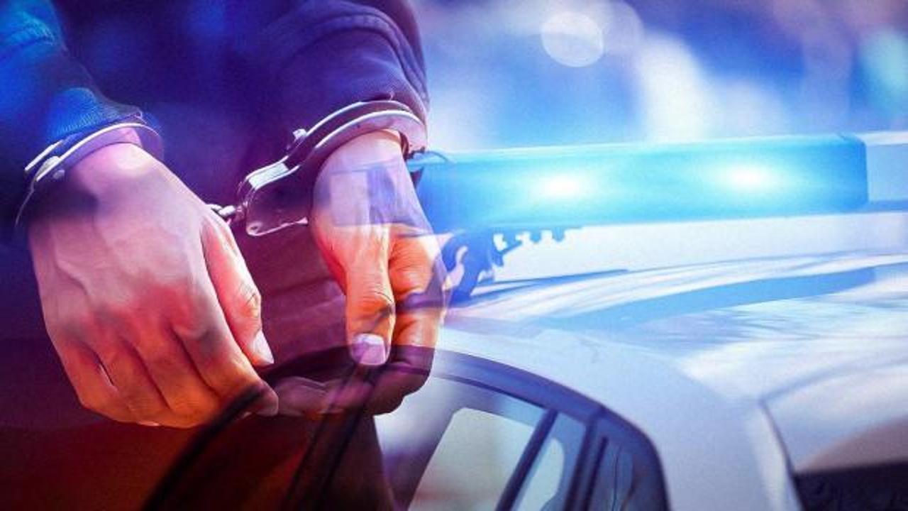 Ankara'da polis ve savcı kimliğine bürünerek dolandırıcılık yapan 4 şüpheli, çalıntı ziynet eşyalarıyla birlikte yakalandı.