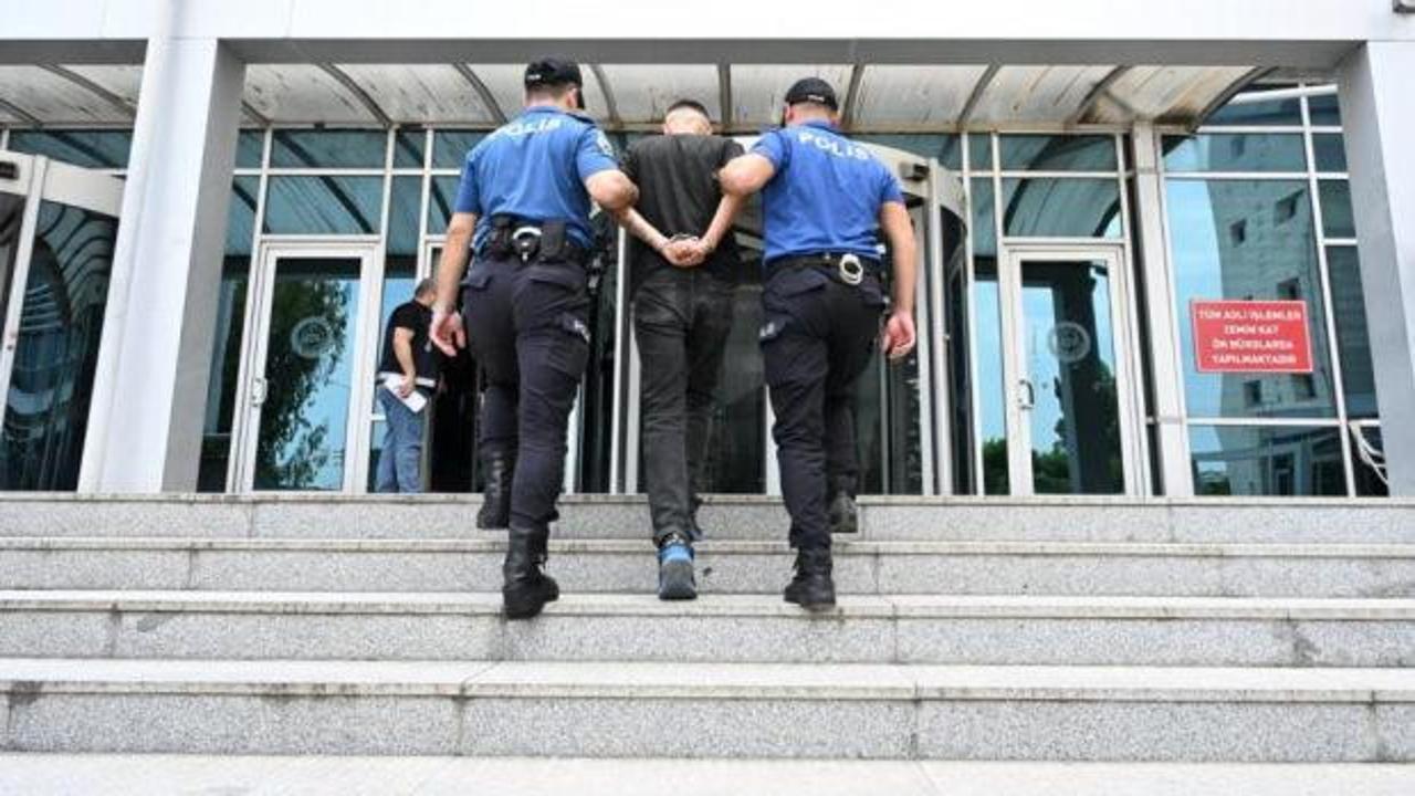 Kırmızı b&uuml;ltenle aranan h&uuml;k&uuml;ml&uuml; havalimanında yakalandı