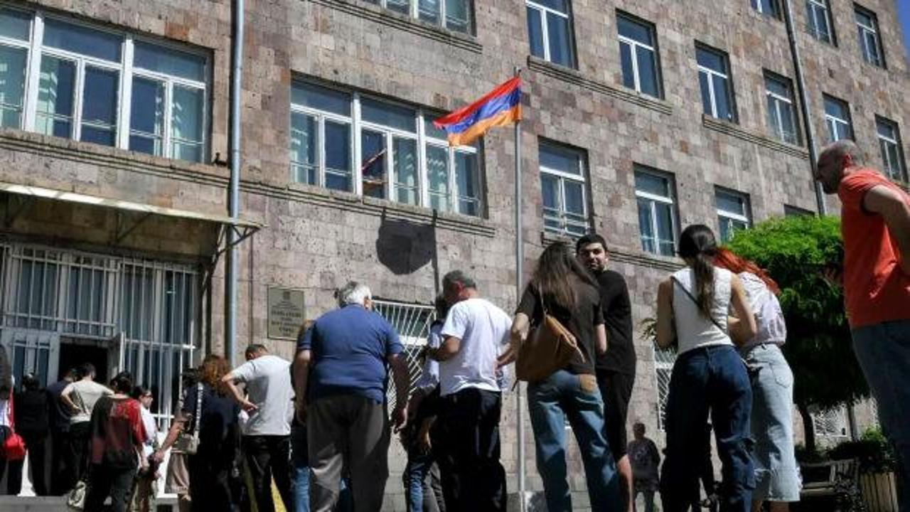Ermenistan'da parlamento seçimleri için oy verme işlemi devam ederken bir seçmen oyunu kullanıyor.
