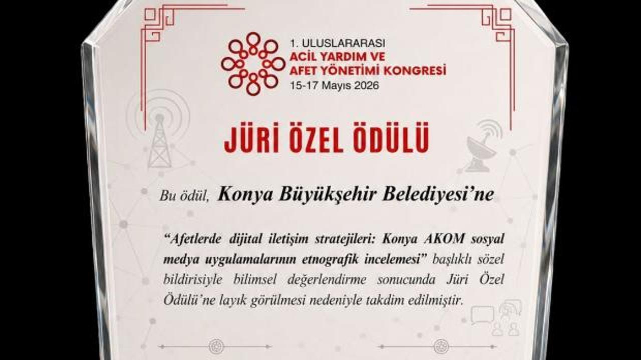 Konya AKOM'un afet yönetimi ve dijital iletişim çalışmaları hakkında düzenlenen ödül töreninden bir görünüm.