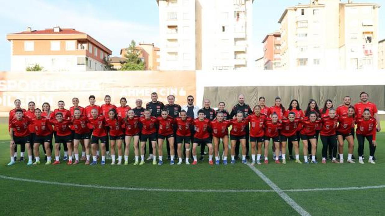 A Milli Kadın Futbol Takımı oyuncuları sevinirken