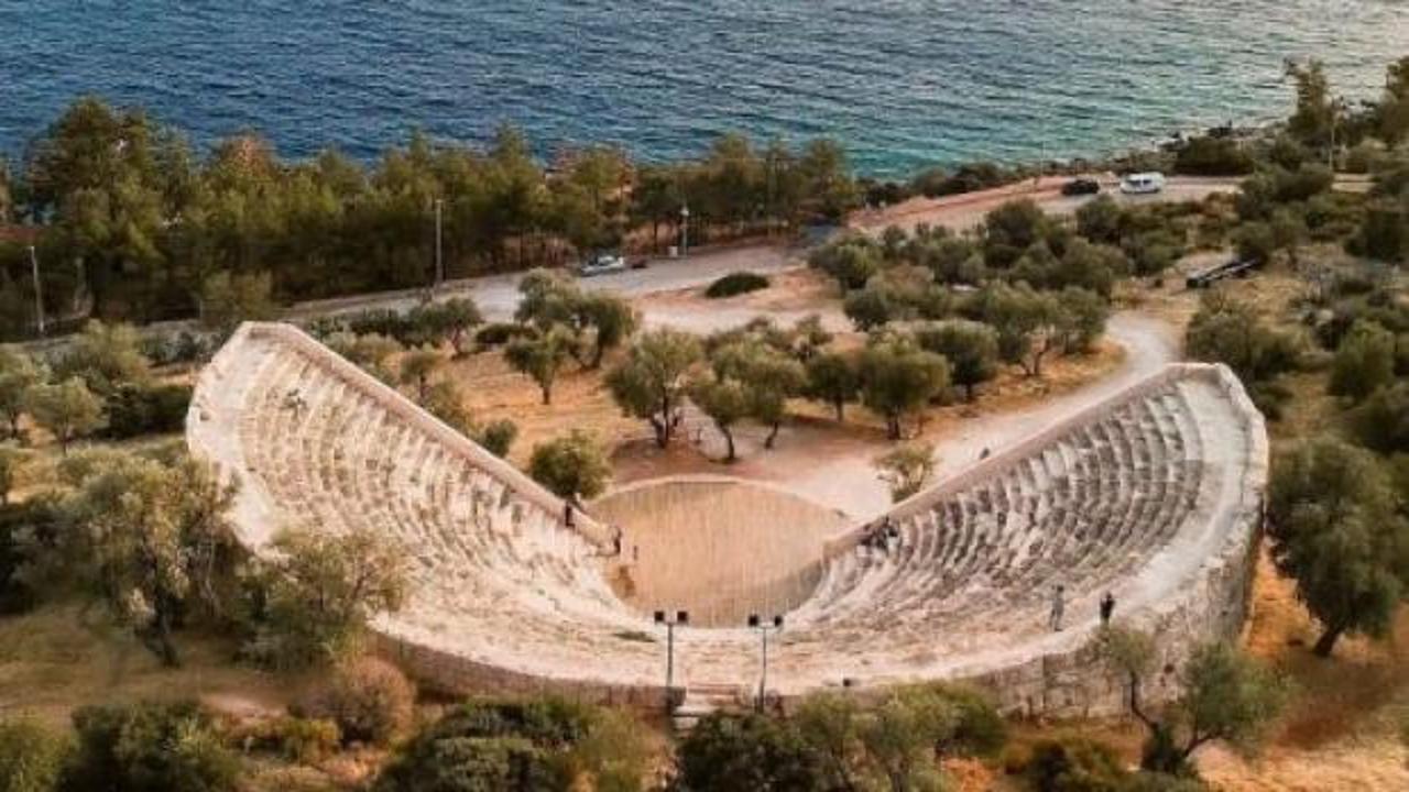 A Milli Futbol Takımı'nın maçı Kaş'taki tarihi Antiphellos Antik Tiyatrosu'nda dev ekrandan yayınlanacak.