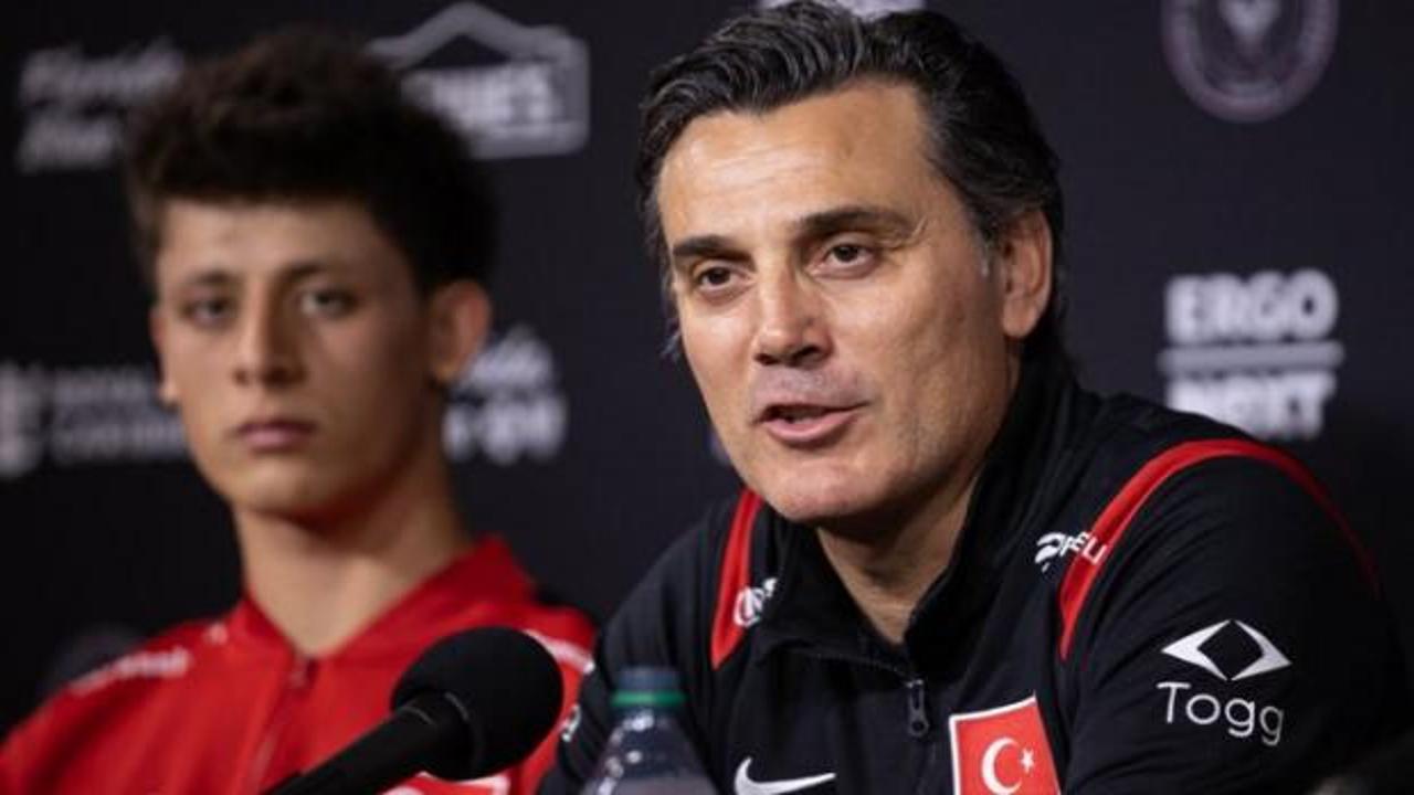 Vincenzo Montella, A Milli Takım oyuncularıyla konuşuyor.