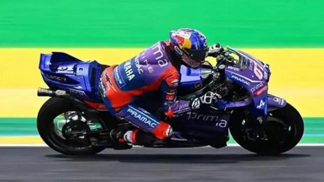 Milli motosikletçi Toprak Razgatlıoğlu yarış öncesi poz veriyor.