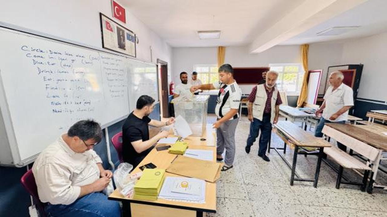 Tavşantepe Mahallesi'nde muhtarlık seçimi için oy kullanma işlemi