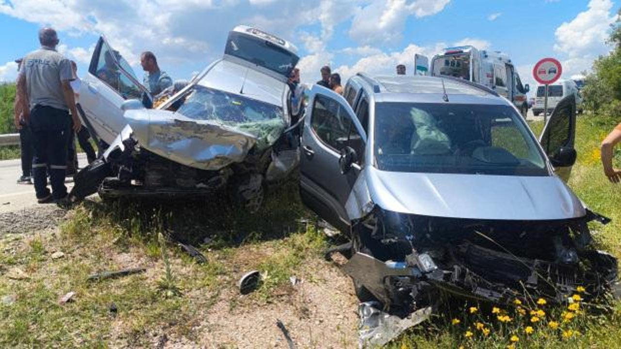 Karaman'da meydana gelen trafik kazasına ait genel bir görüntü.