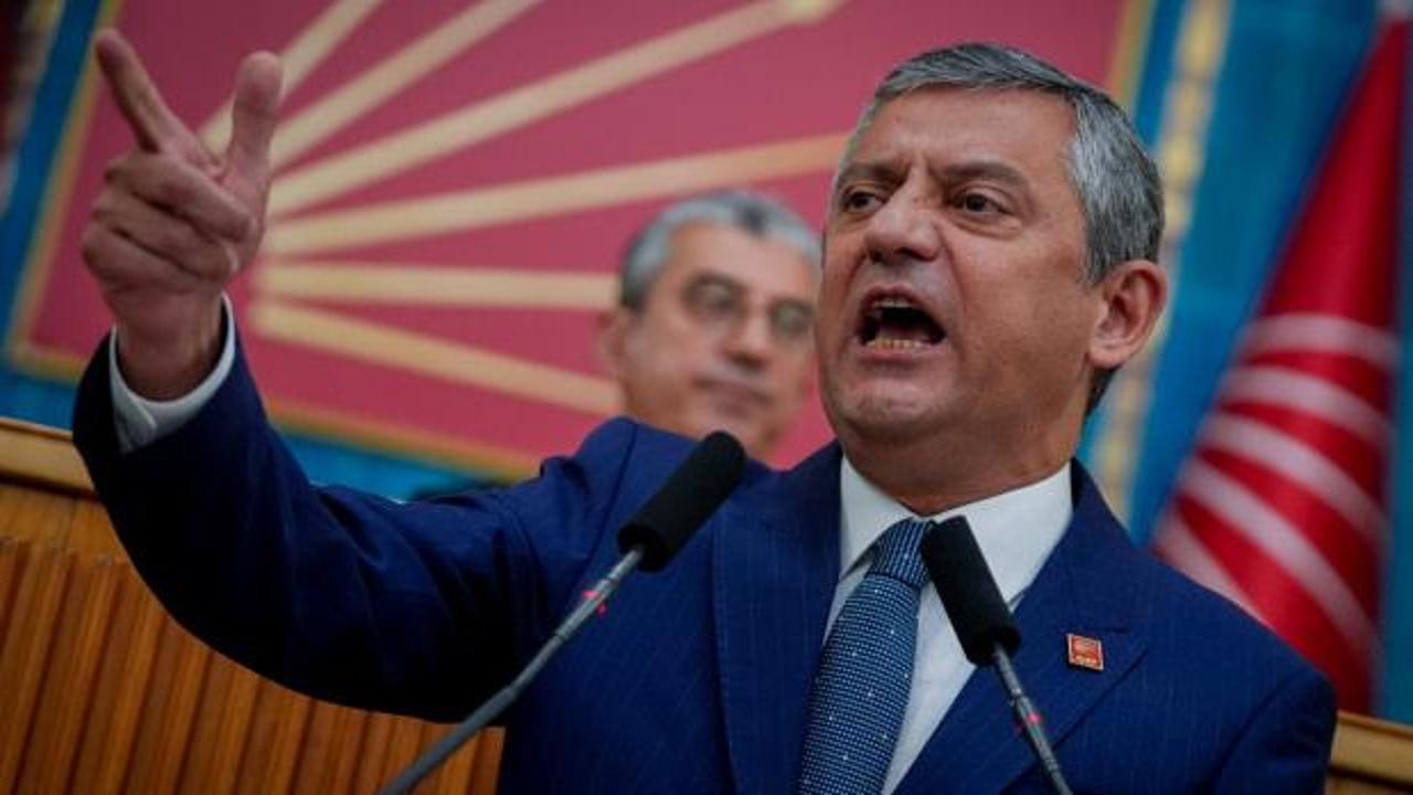 CHP Genel Başkanı Özgür Özel kürsüde konuşma yaparken