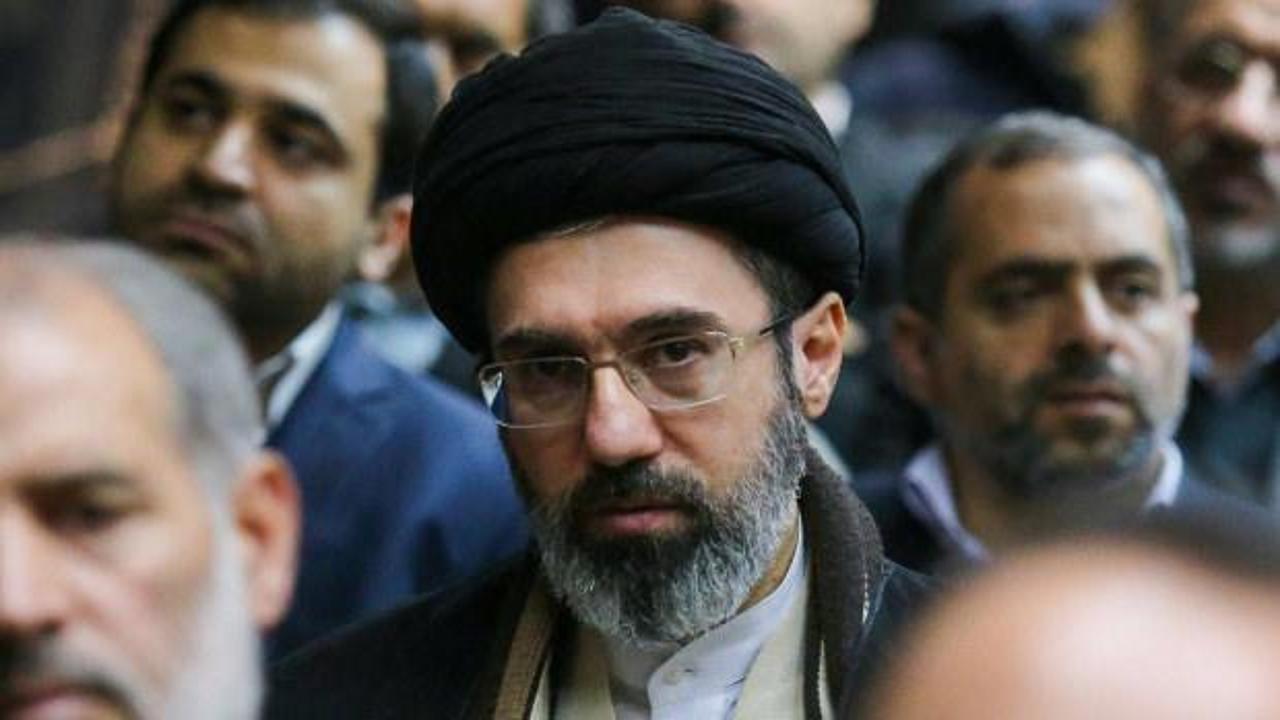 İran'da düzenlenen İmam Humeyni'yi anma töreninden bir görünüm