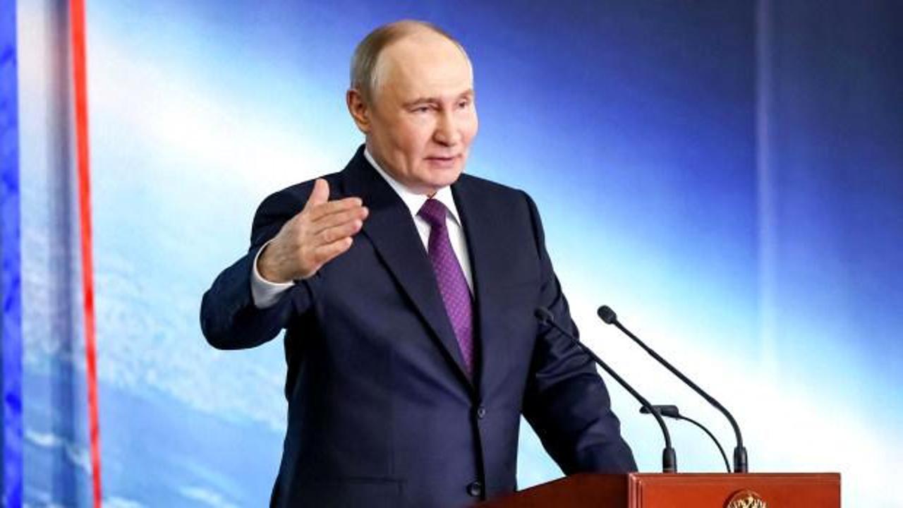 Rusya Devlet Başkanı Vladimir Putin açıklama yaparken