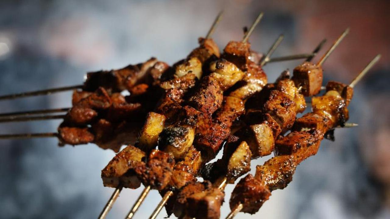 Diyarbakır'da mangalda pişirilen geleneksel ciğer kebabı