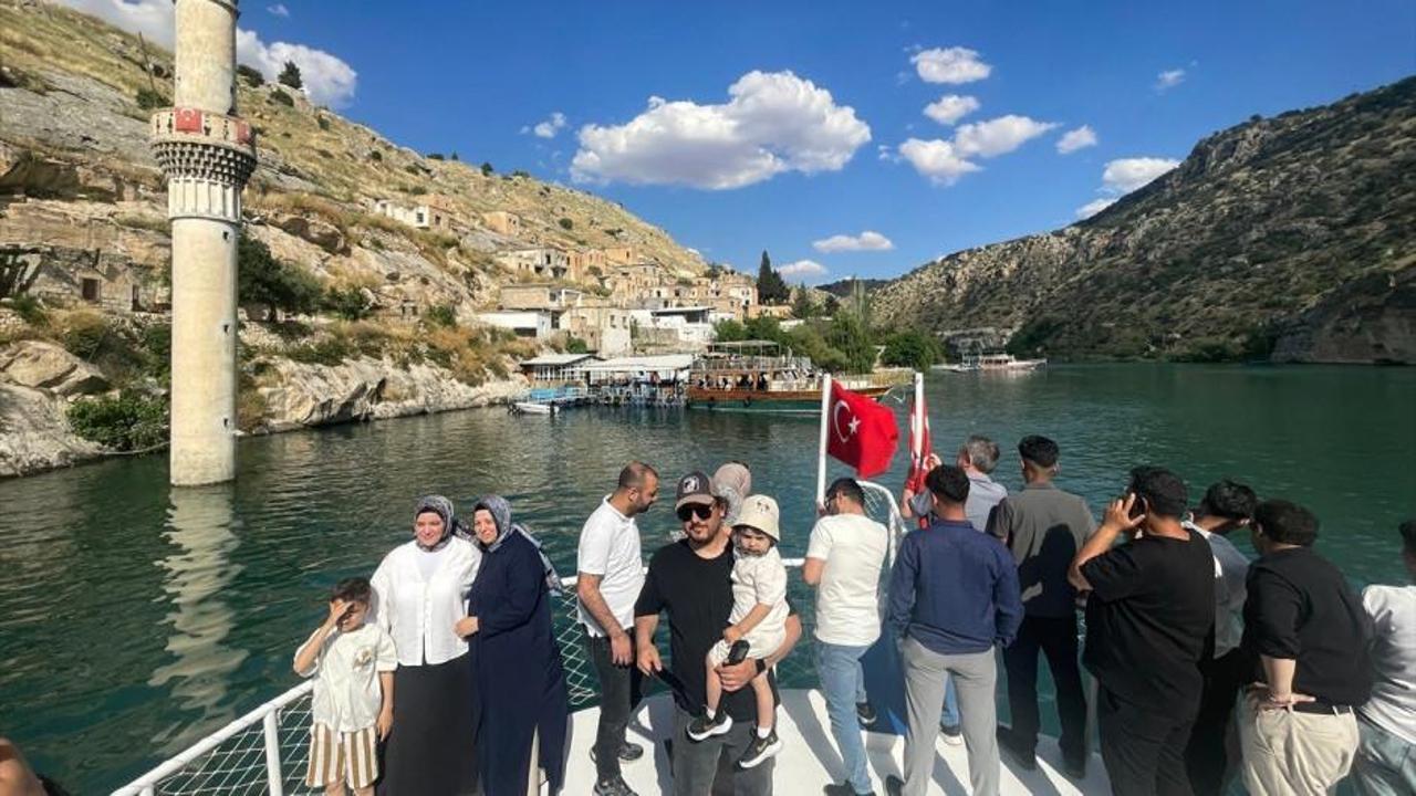 Şanlıurfa'da bayram tatilinde tarihi mekanlarda yoğun turist ilgisi.