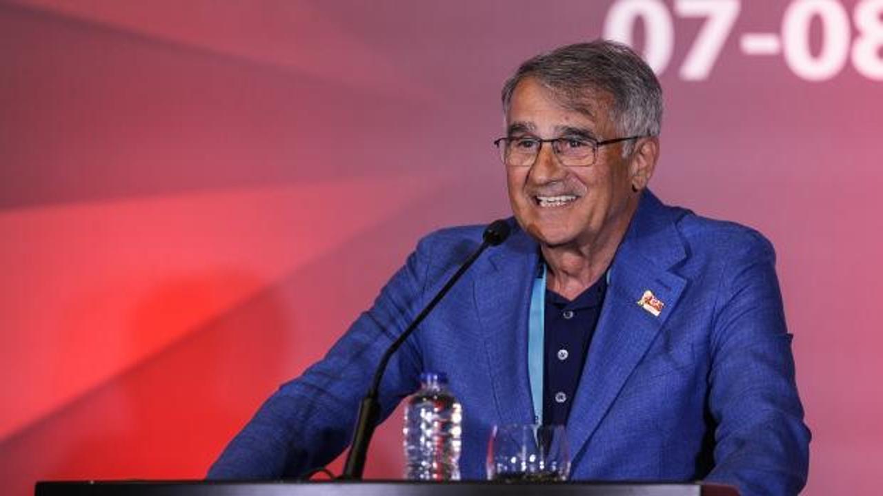 Şenol Güneş, Türkiye Futbol Federasyonu Genel Kurulu'nda konuşma yaparken
