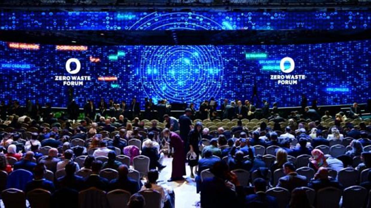 Sıfır Atık projesini simgeleyen geri dönüşüm kutuları ve çevre bilinci temalı görsel