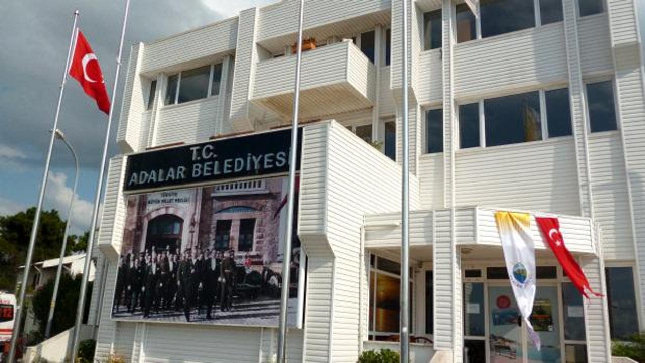 Adalar Belediyesi binası önünde polis ekipleri