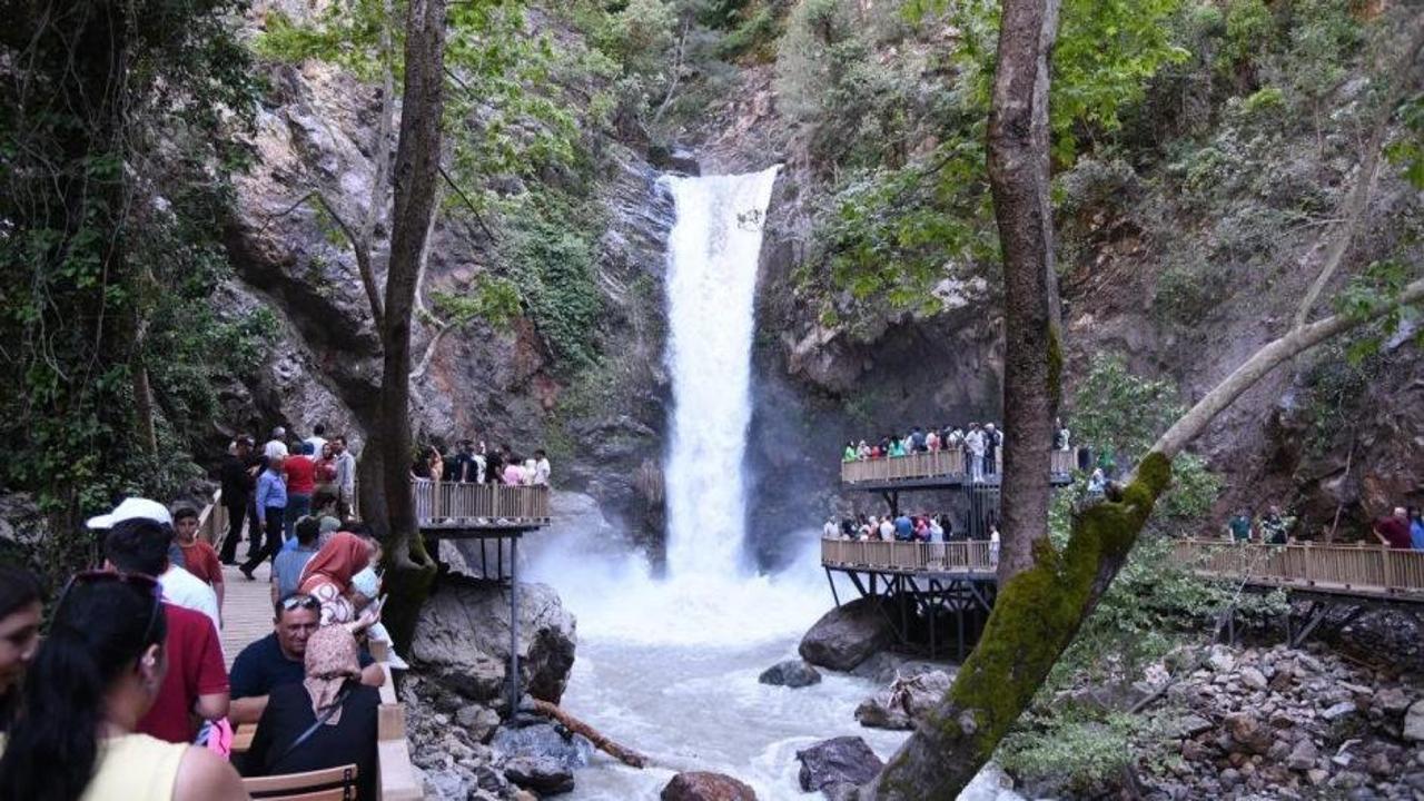 Karacay Şelalesi'nin çağlayan suları ve yeşil doğası