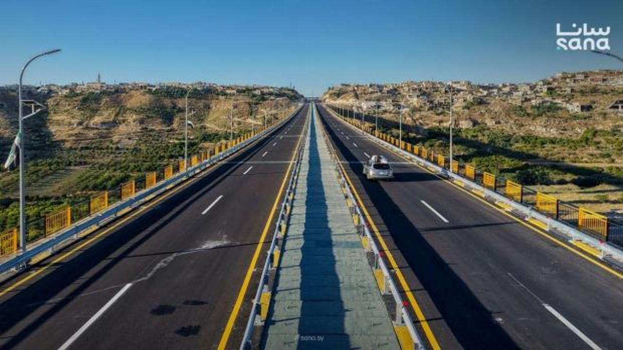 Suriye'de onarılan Rastan Köprüsü'nün açılış töreninden bir görünüm.