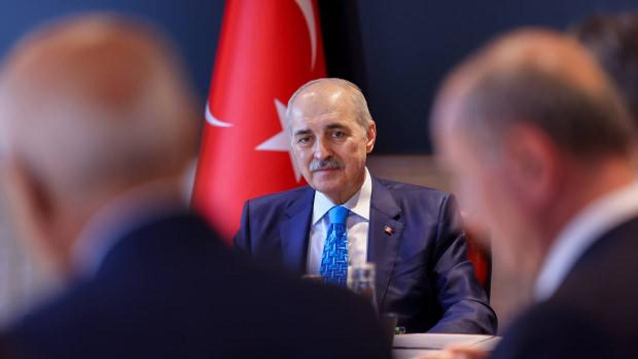 TBMM Başkanı Numan Kurtulmuş gazetecilerle sohbet ederken