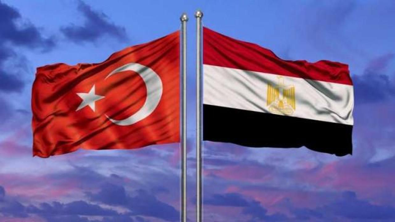 Mısır ve Türkiye bayrakları yan yana, arka planda askeri simgeler.