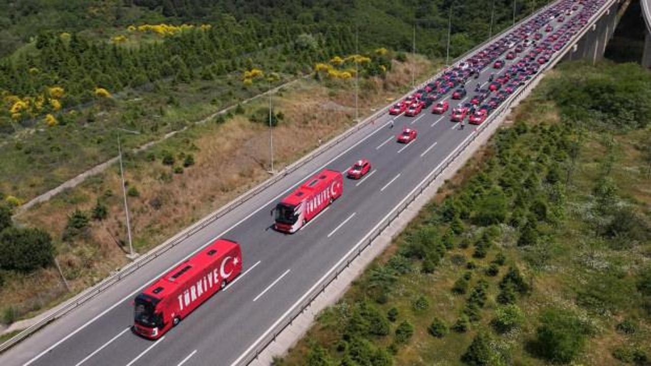 Togg, A Milli Futbol Takımı'nı D&uuml;nya Kupası yolculuğuna konvoyla uğurladı