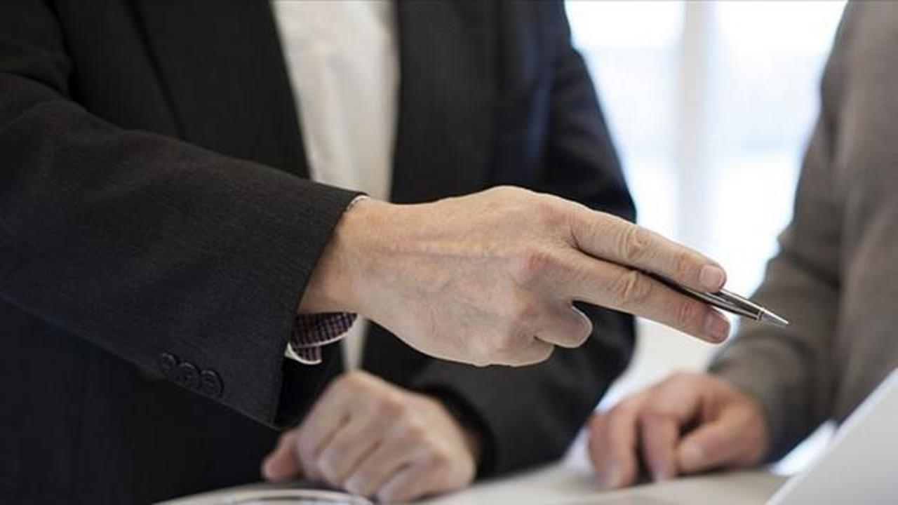 Farklı kişilerin iş başvurusu yaptığı ve mülakat edildiği bir ofis ortamı