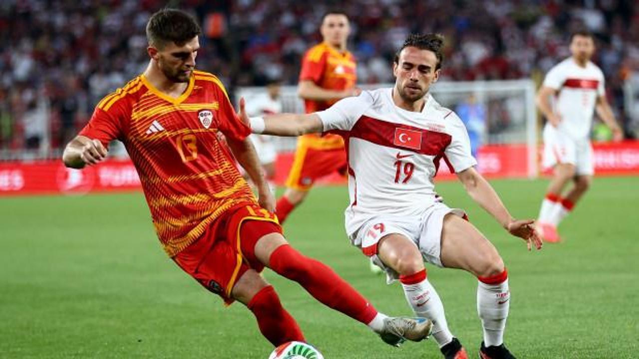 A Milli Futbol Takımı oyuncuları sahada ısınırken