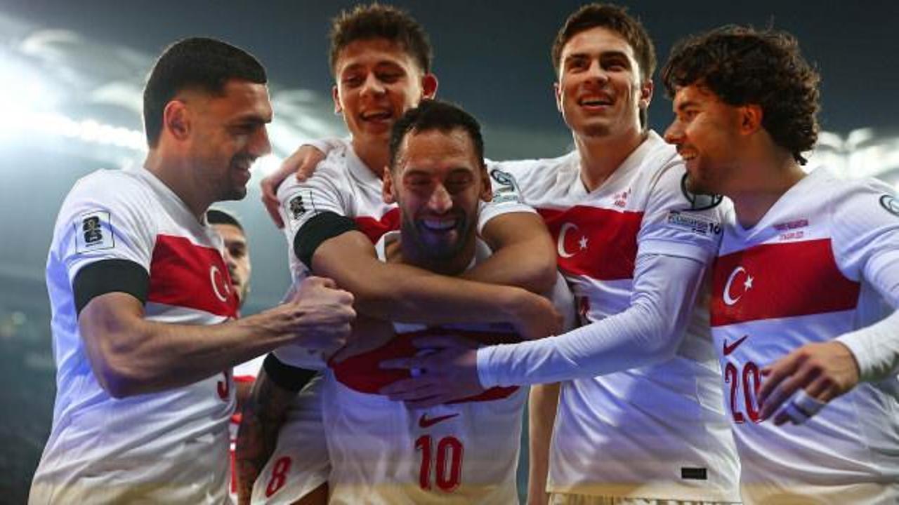 A Milli Futbol Takımı oyuncuları sahada ısınırken.