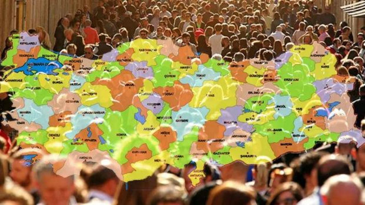 Türkiye haritası üzerinde il olmaya aday ilçeleri temsil eden grafik