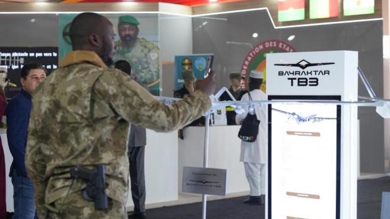 Türkiye ve Mali bayrakları arasında savunma sanayii iş birliğini temsil eden görsel