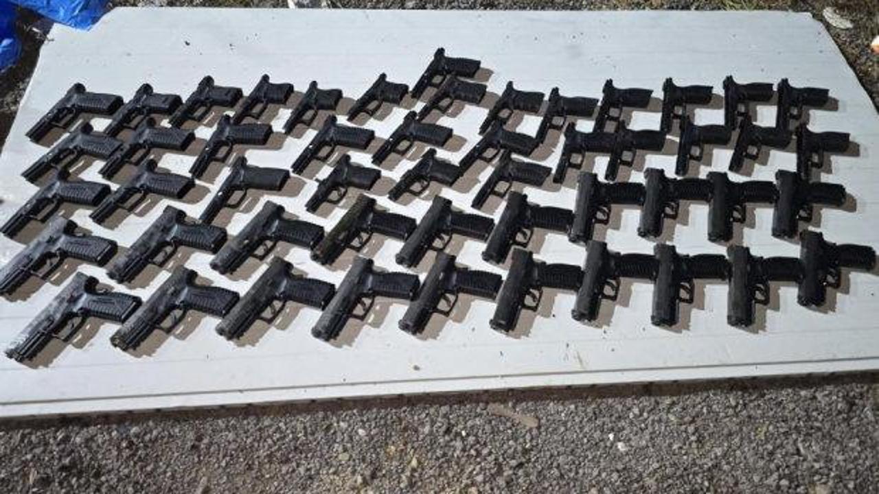 Toprağa g&ouml;m&uuml;l&uuml; kompres&ouml;r tankında 20 silah ele ge&ccedil;irildi