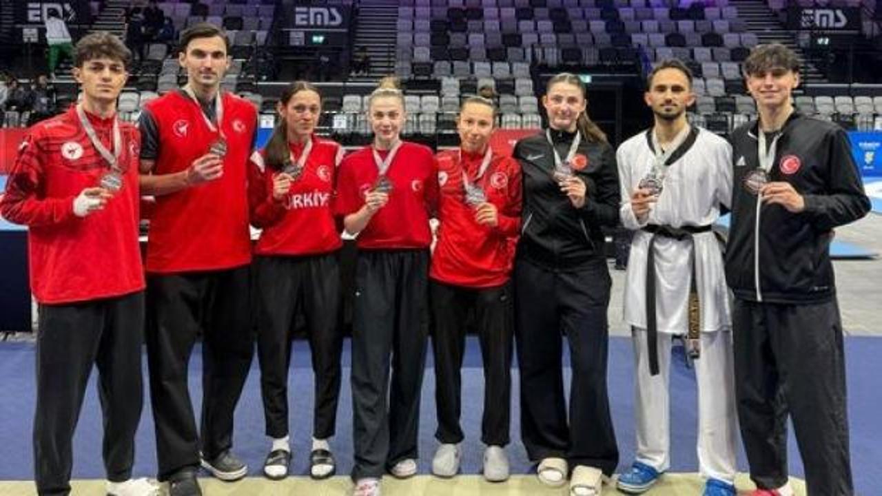 Milli tekvandocularımız madalya töreninde Türk bayrağı ile poz verirken