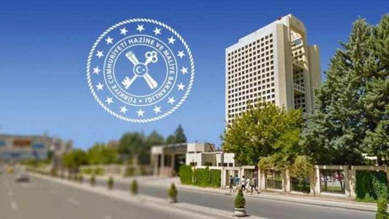 Vergi dairesinde işlem yapan vatandaşlar