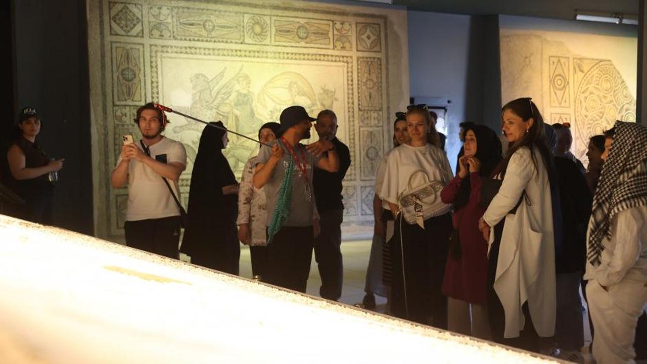 Zeugma Mozaik Müzesi'ni ziyaret eden turistler