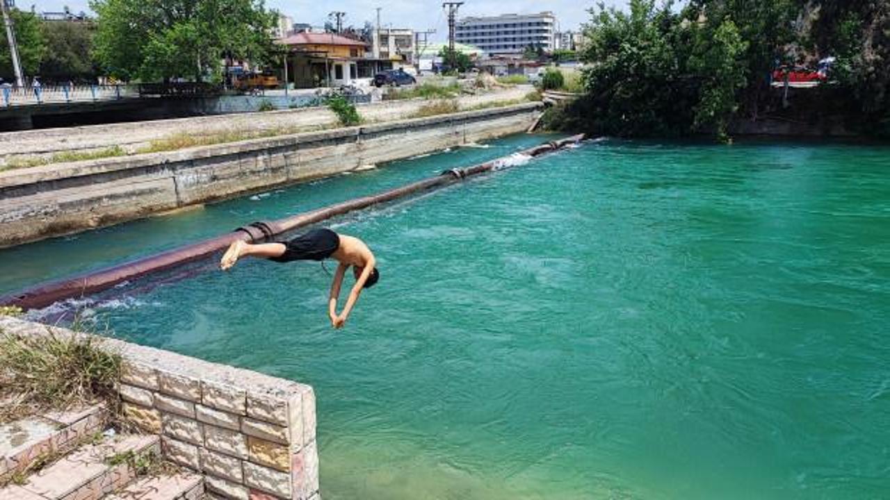 Polis ekiplerinin sulama kanalı kenarında gençleri uyardığı an.