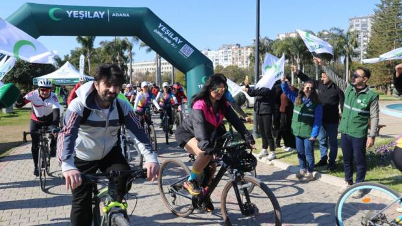 Yeşilay Bisiklet Turu kapsamında pedal çeviren katılımcılar.