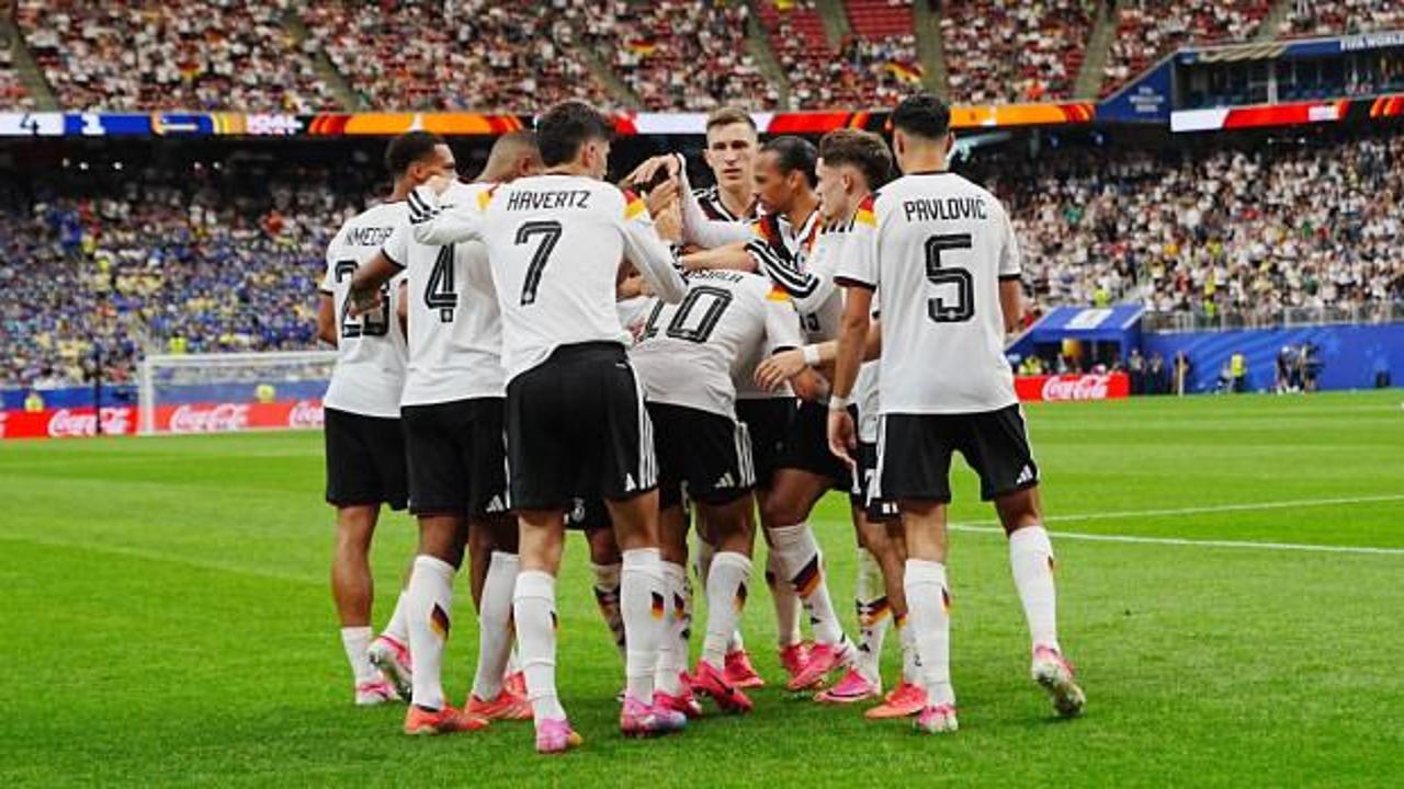 Almanya ve Curaçao milli takımları futbolcuları sahada.
