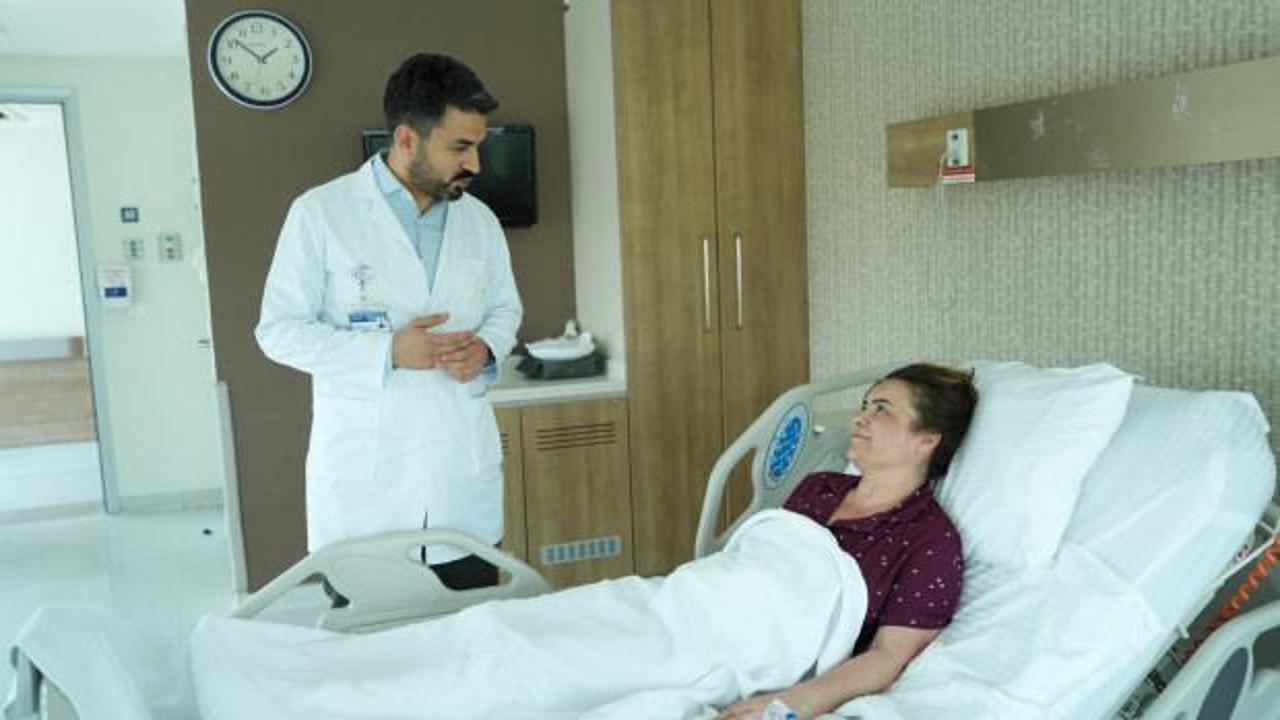 Sevgi Koç'un hastanede tekerlekli sandalyeden kalkıp yürüdüğü anın temsili görseli.