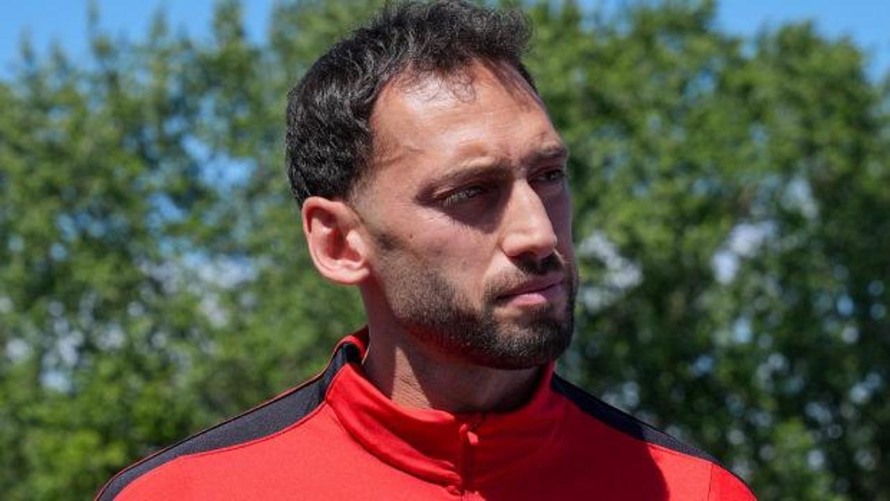Hakan Çalhanoğlu milli takım antrenmanında konuşuyor.