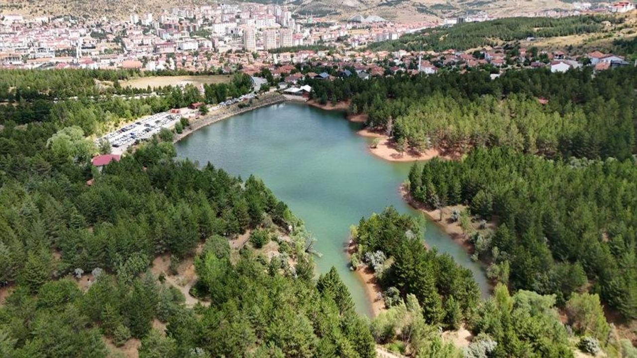 Yozgat'ta bir doğa manzarası ve tarihi bir yapı