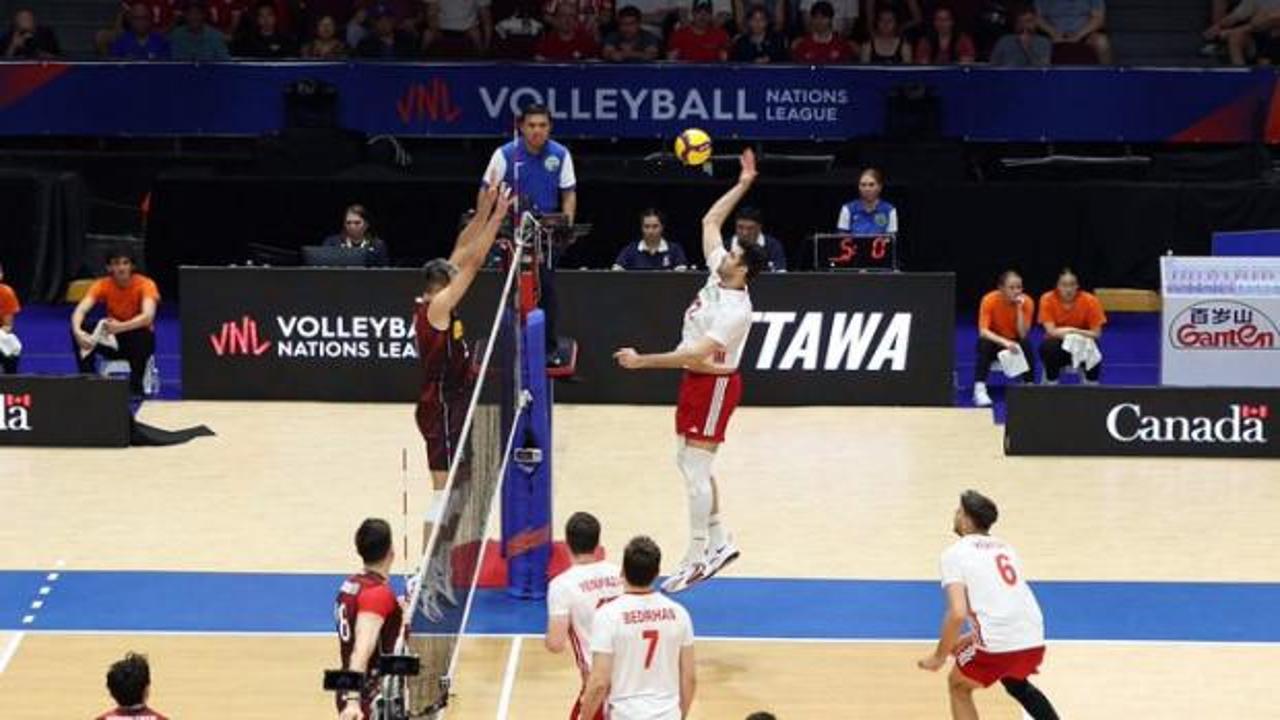 A Milli Erkek Voleybol Takımı oyuncuları sahada mücadele ederken