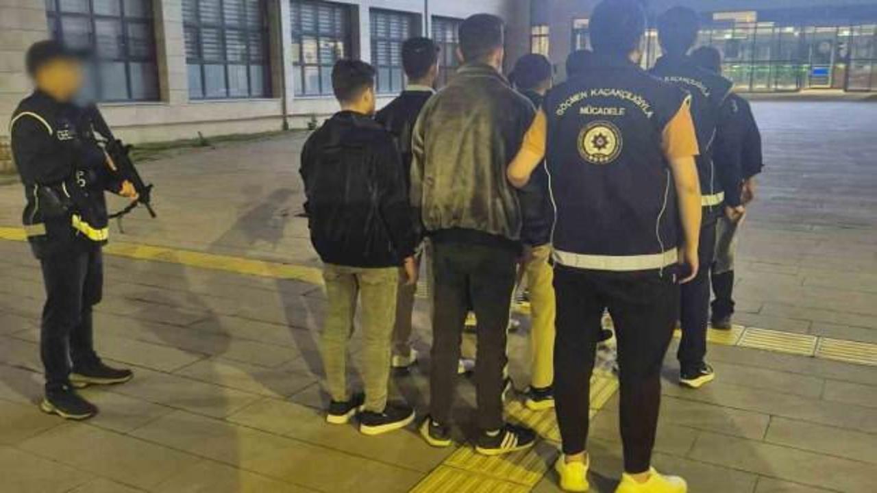 Afyonkarahisar'da polis ekiplerinin düzensiz göçmenlere yönelik düzenlediği operasyondan bir görüntü.