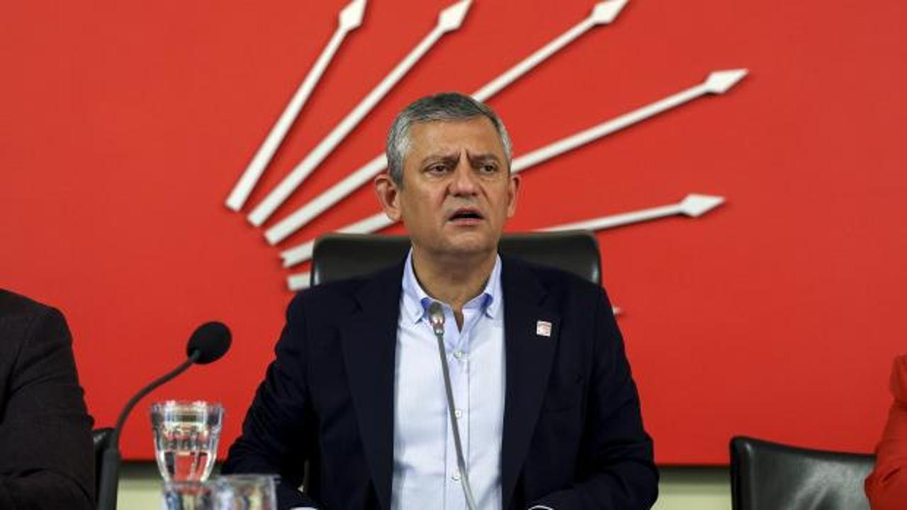 CHP parti binası önünde toplanan kalabalık ve parti bayrakları
