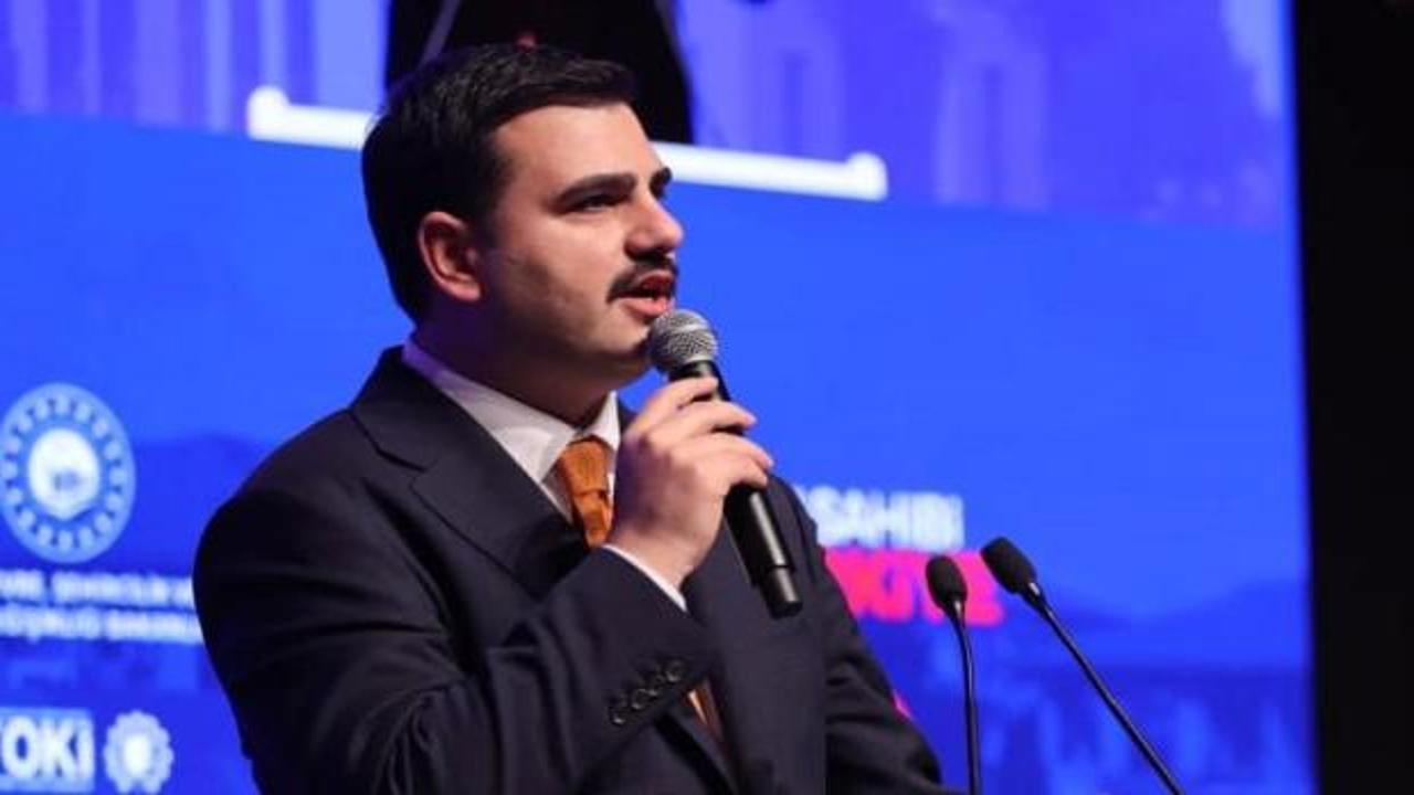 AK Parti Genel Sekreteri Eyyüp Kadir İnan konuşma yaparken