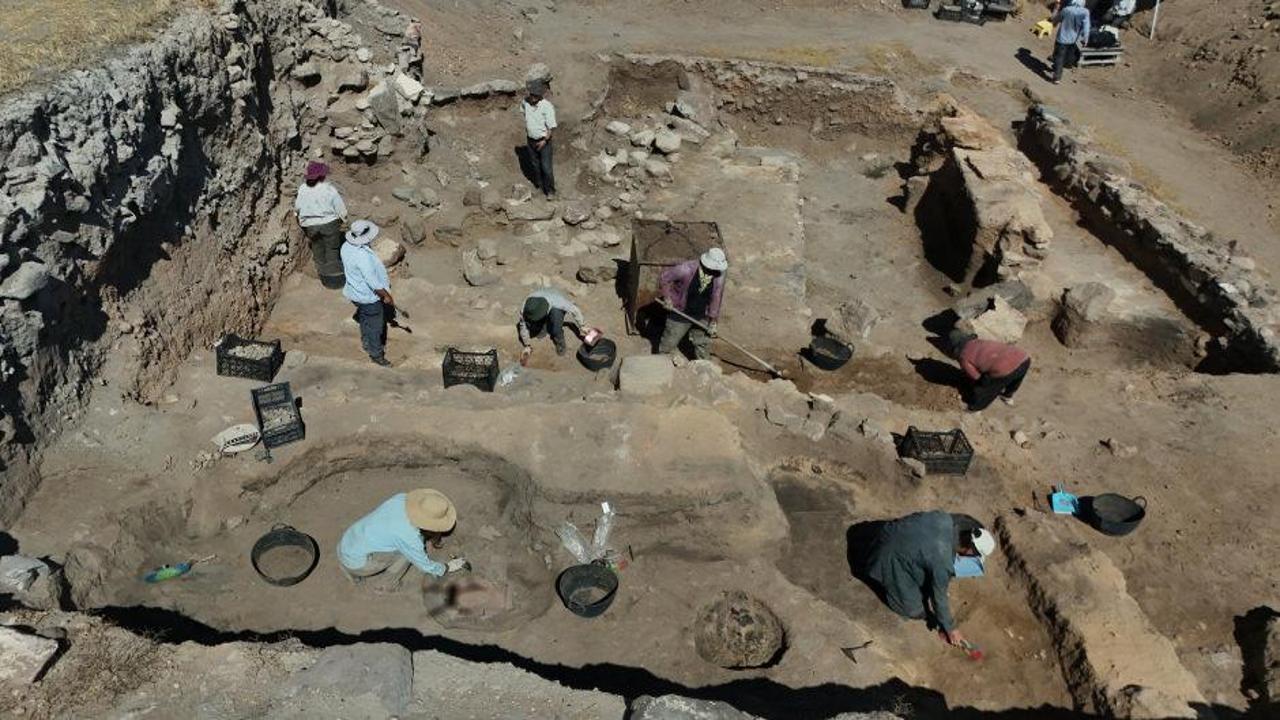 Arkeologların kazı alanında çalıştığı bir görüntü.