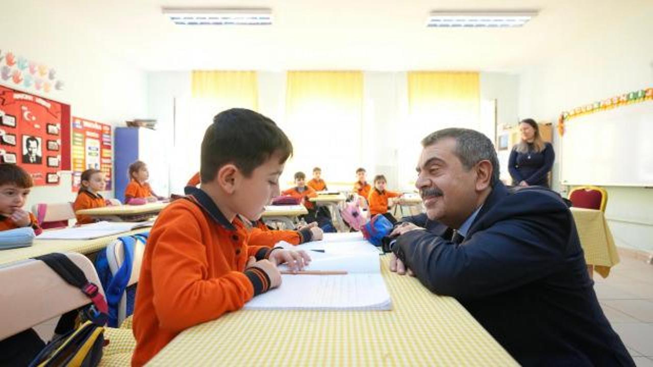 Milli Eğitim Bakanı Yusuf Tekin açıklama yaparken